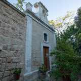 Ed eccoci davanti alla prima vera tappa della nostra visita: la settecentesca chiesetta dedicata a San Gaetano, situata a uno degli angoli della masseria